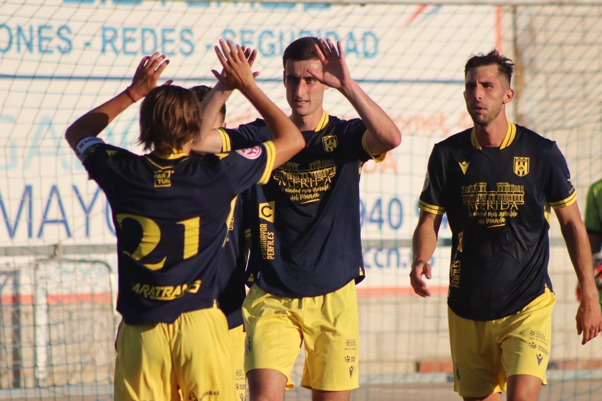 Álvaro García, de frente, festeja un gol con Raúl Beneit.