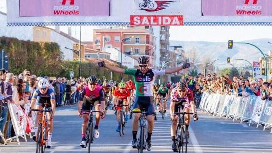 El argelino Yacine se impuso al esprint en Villena.