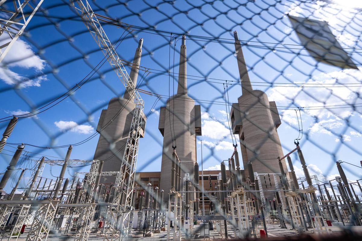 Instalaciones de la subestación eléctrica operativa dentro de la antigua central térmica de las Tres Xemeneies, de Sant Adrià de Besòs.