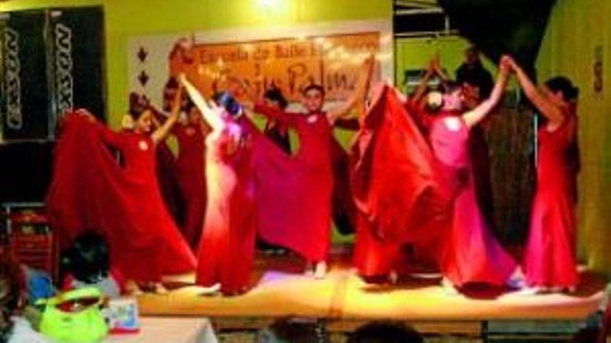 Orquestas y baile flamenco animan la Caseta del Mayor