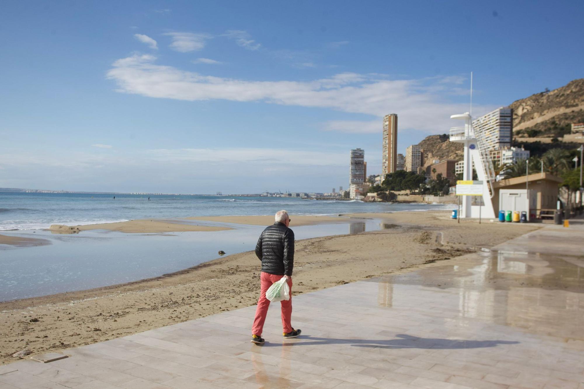 El temporal de Isaack golpea la playa del Postiguet de Alicante