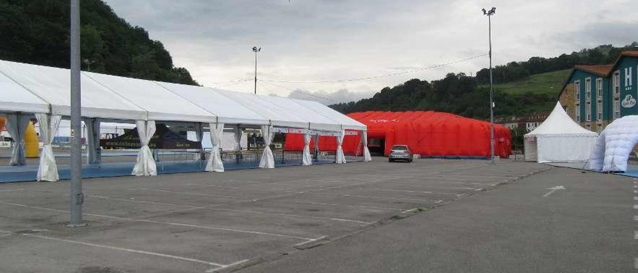 El aparcamiento de El Lleráu, ayer por la tarde, preparado para la cita deportiva.