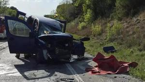 Muere la conductora de un turismo en un choque frontal con un camión en la N-260 en Garrotxa