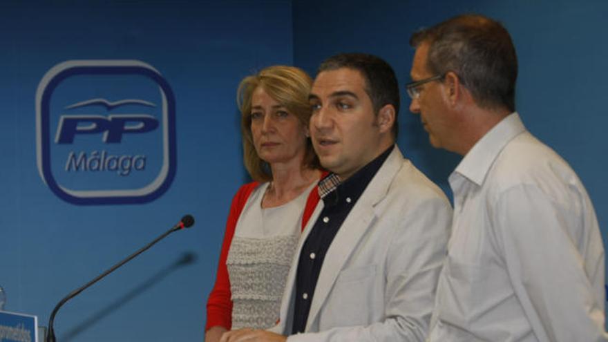 Paloma García, Elías Bendodo y Francisco Salido, durante la rueda prensa en la que han anunciado la moción de censura presentada por el PP y UCB en el Ayuntamiento de Málaga, contra el actual alcalde, Javier Carnero.