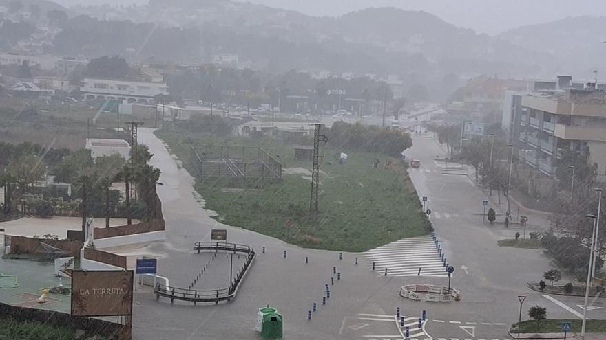La lluvia inunda la principal avenida de la playa de Xàbia
