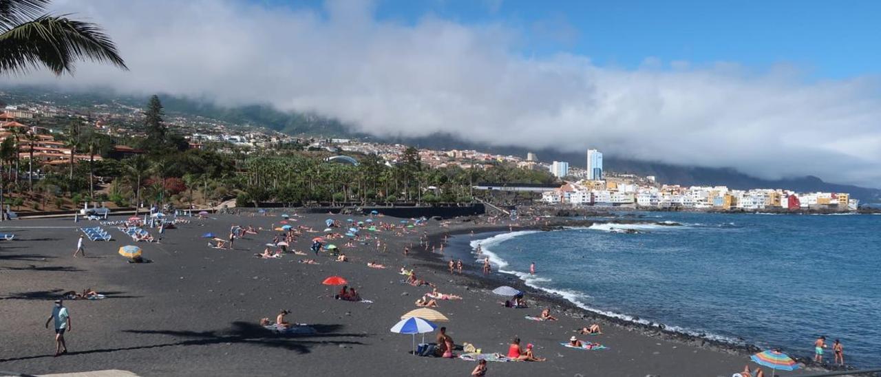 Turistas en una playa del Norte de Tenerife.