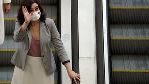 Isabel Díaz Ayuso, presidenta de la Comunidad de Madrid, en un centro comercial. 