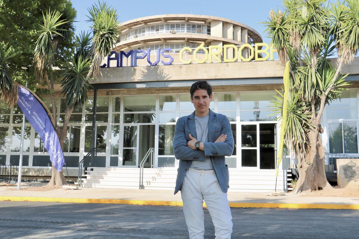 Pablo López, frente a la Torre de Agrónomos