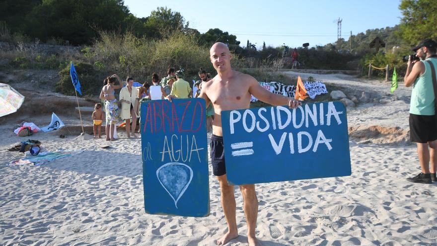 Galería de imágenes de la protesta activista en la playa de ses Salines