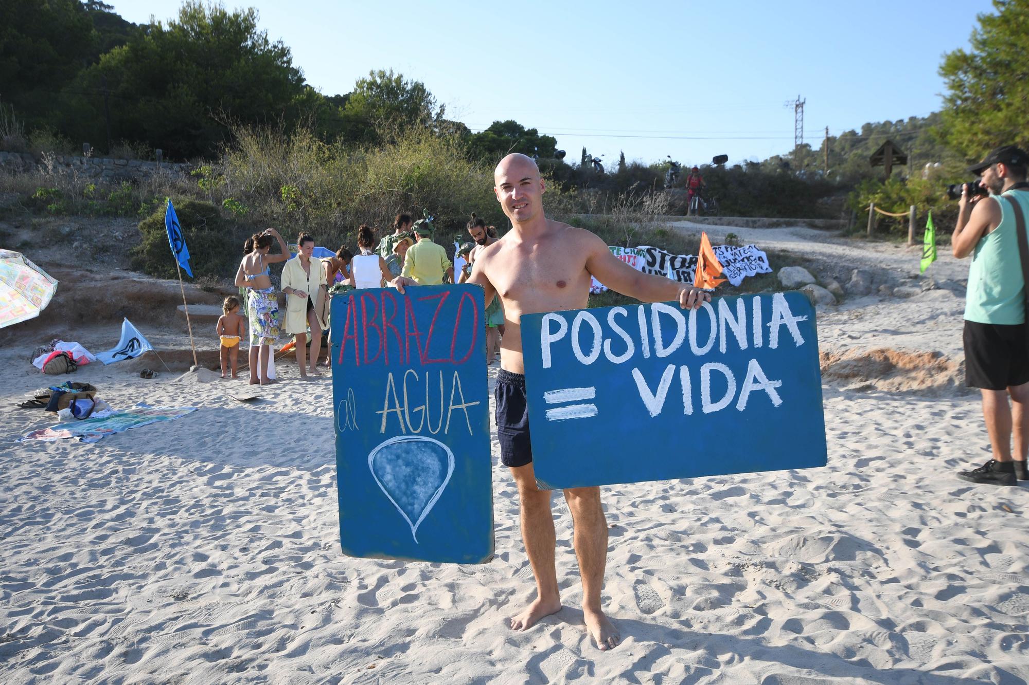 Galería de imágenes de la manifestación en la playa de ses Salines