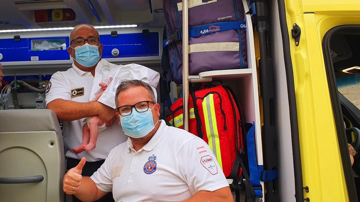 Personal de Emergencias con el bebé al que han salvado la vida.