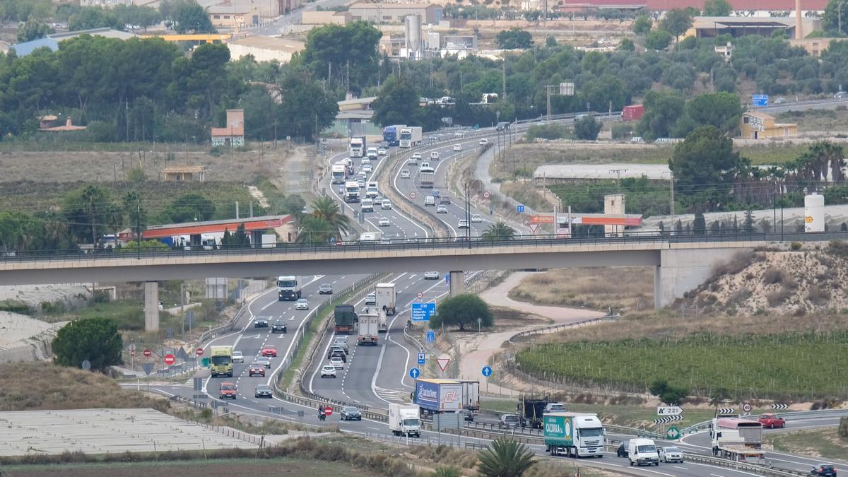 Imagen de la A-31 a la altura de Monforte del Cid, donde se observan su denso tráfico y su trazado sinuoso.