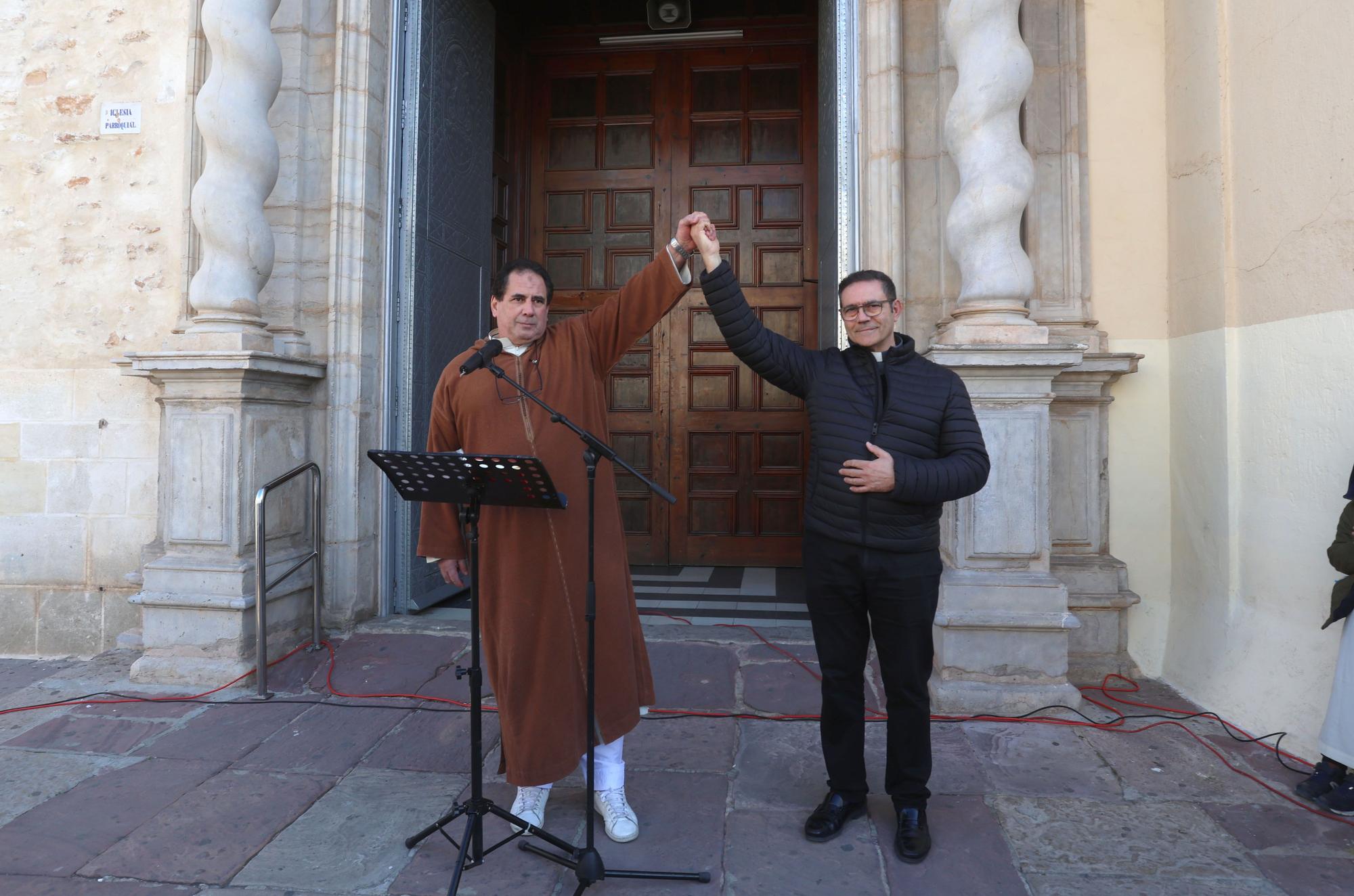 Acto conjunto del Centro Islámico de Torrent, el párroco de la iglesia de La Asunción y el alcalde.