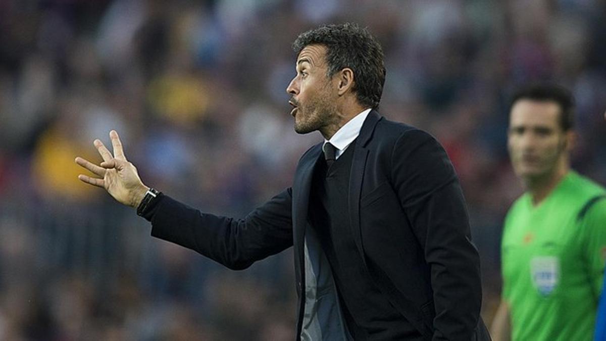 Luis Enrique da instrucciones a los jugadores del Barça durante el Barça-Villarreal.