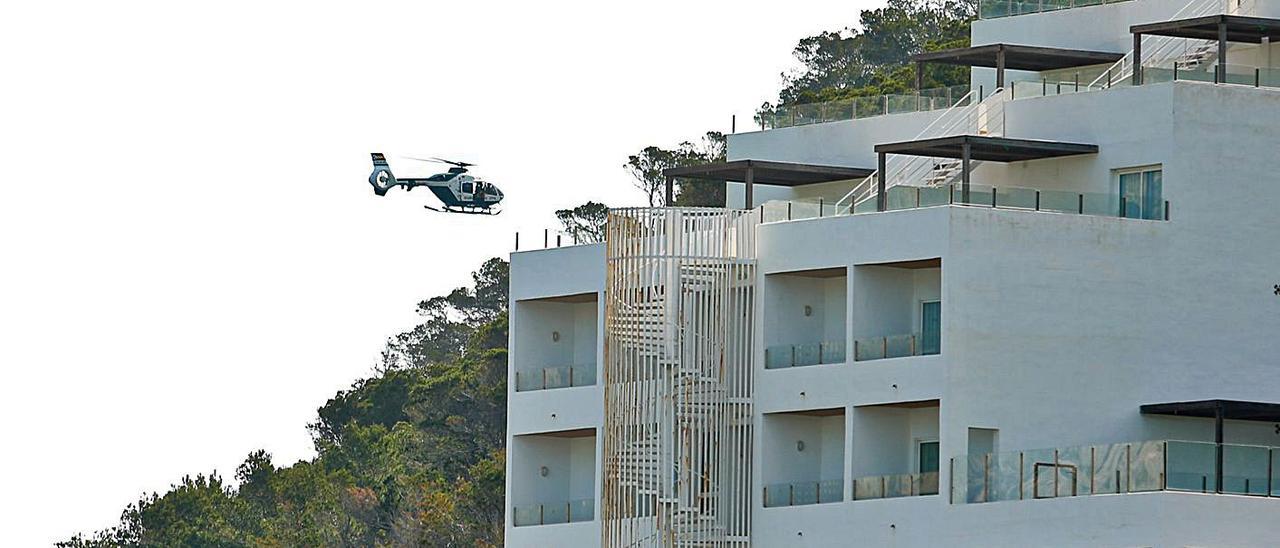 El helicóptero de la Guardia Civil, ayer rastreando la zona de Cala Llonga. | TONI ESCOBAR