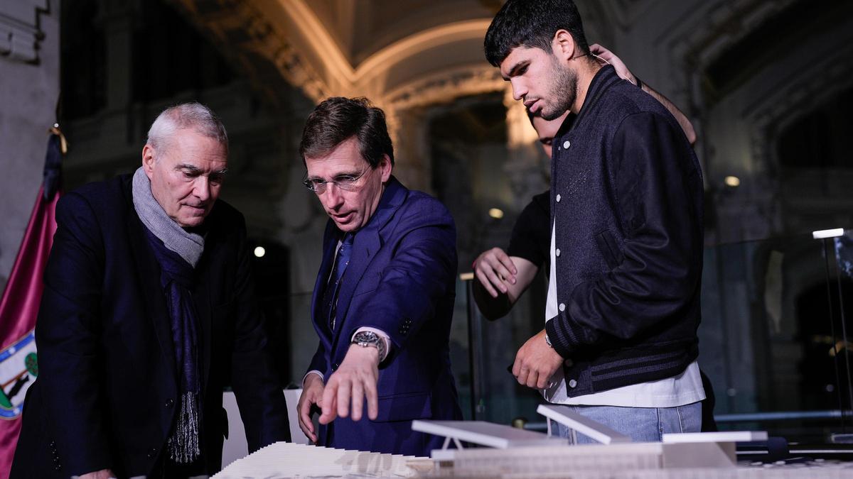 El arquitecto Dominique Perrault, el alcalde, José Luis Martínez-Almeida y el tenista Carlos Alcaraz durante la presentación del proyecto.