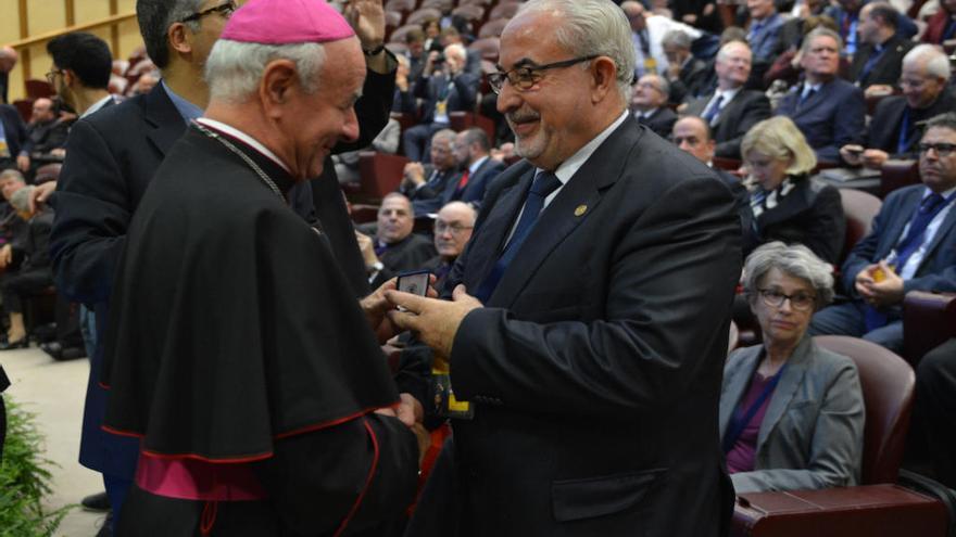 José Luis Mendoza frente al arzobispo Vicenzo Paglia.