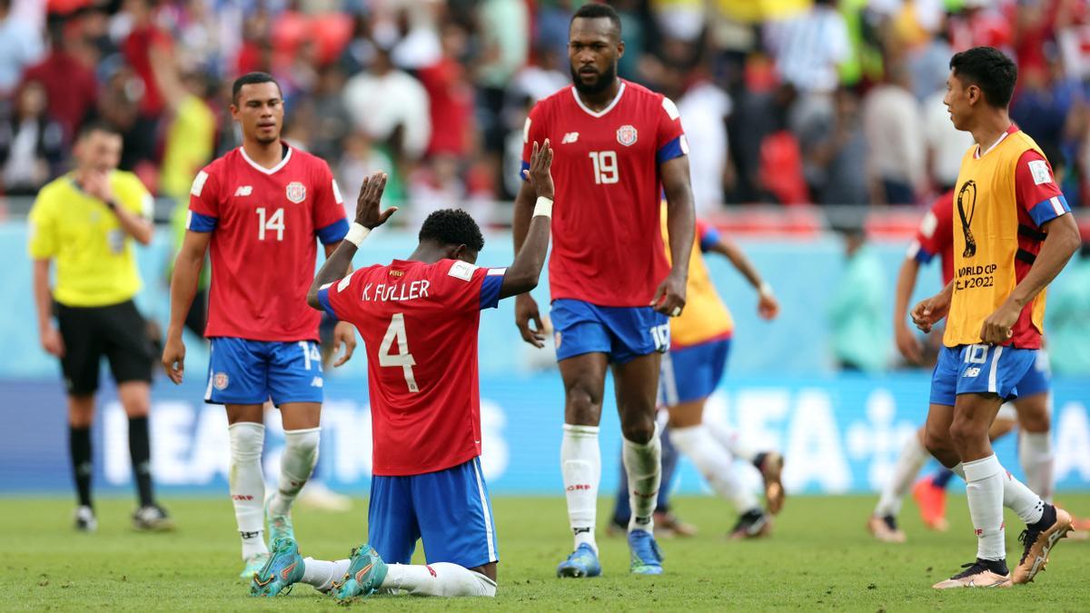 Keysher Fuller reza en el suelo tras el gol de la victoria de Costa Rica frente a Japón.