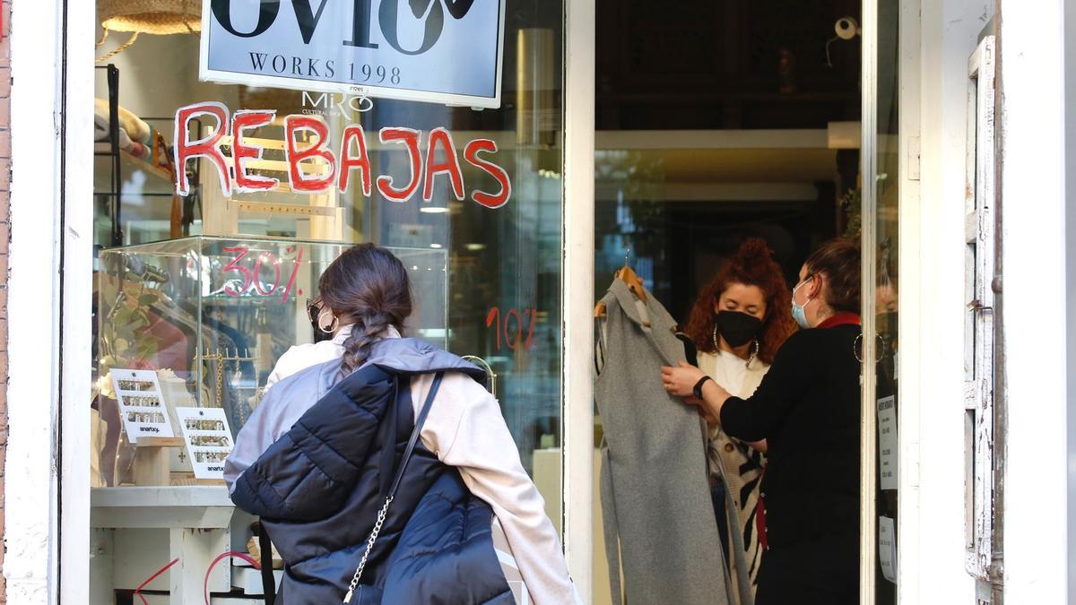 Rebajas en una joyería artesana de Córdoba al final de la primera semana de la campaña.