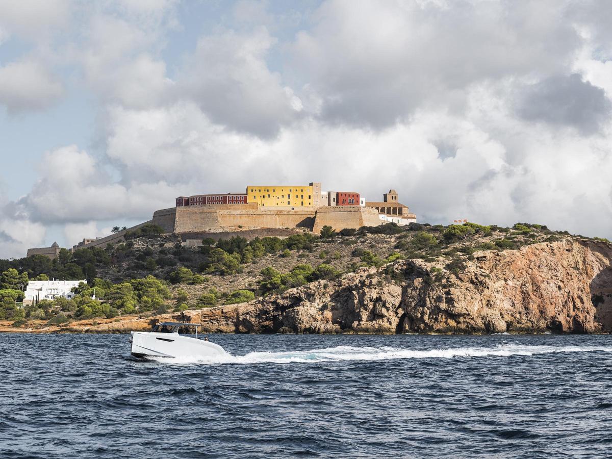 Sobre la almudaina se alza uno de los hoteles más bonitos e históricos de España.