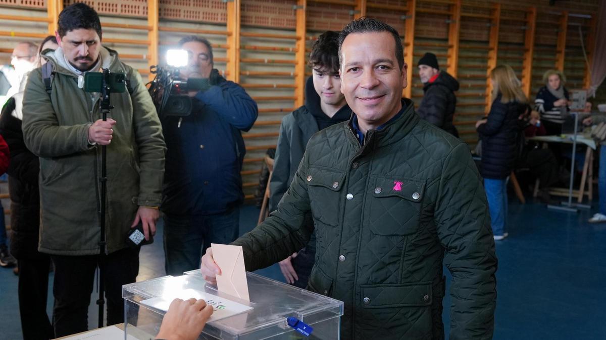 El candidato de Vox a la Presidencia de la Junta de Extremadura, Óscar Fernández Calle, vota en las elecciones autonómicas de este 21D