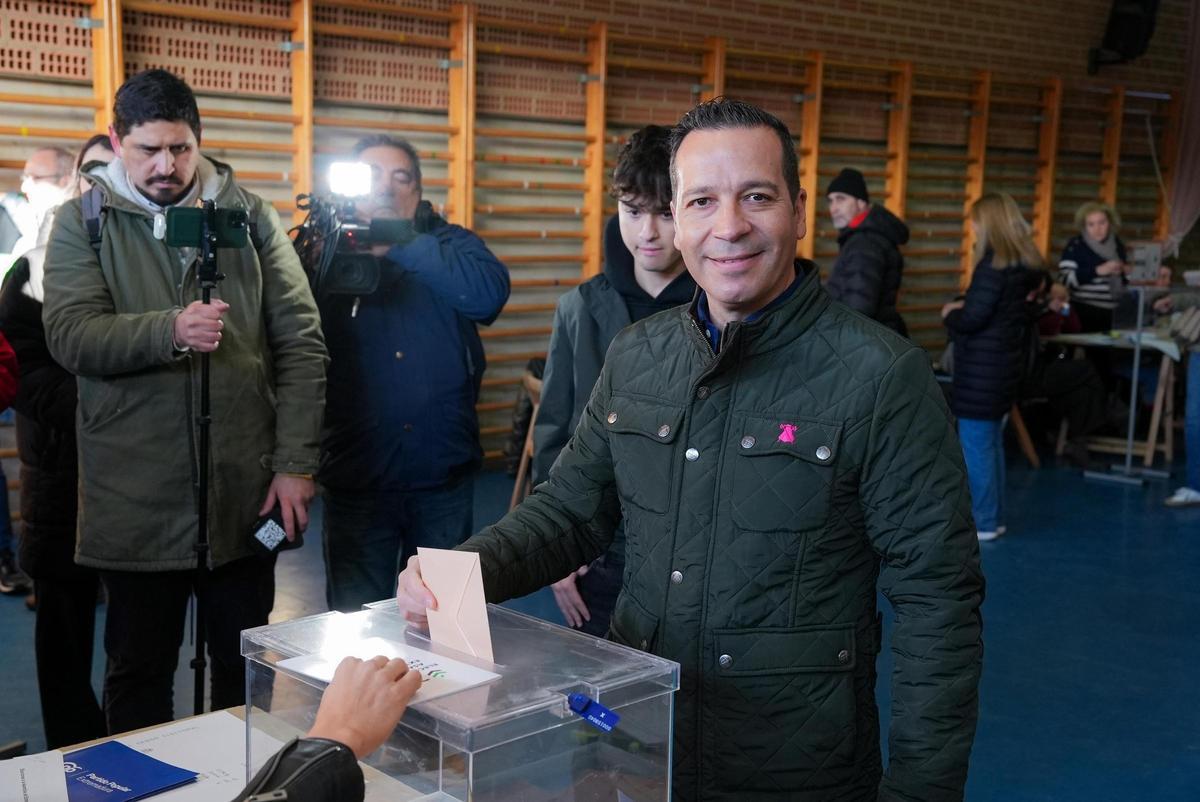 El candidato de Vox a la Presidencia de la Junta de Extremadura, Óscar Fernández Calle, vota en las elecciones autonómicas de este 21D