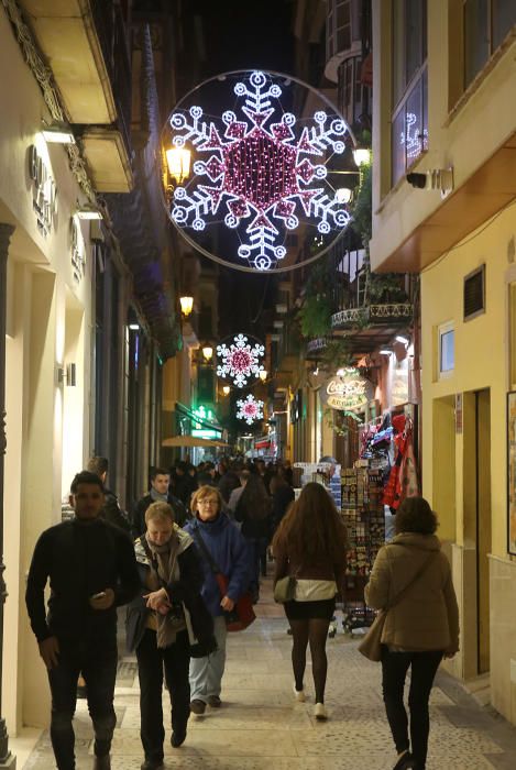 Un espectáculo de luz y sonido, actuaciones infantiles y un concierto de Siempre Así han dado la bienvenida a las fiestas en un Centro de Málaga que estrenaba luces en algunas calles.