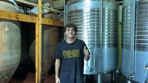 Manuel es peón en una bodega para poder continuar estudiando y viviendo independizado el próximo curso en Sevilla