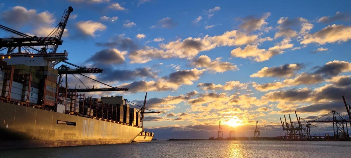 Buque de contenedores atracado en el Puerto de València.