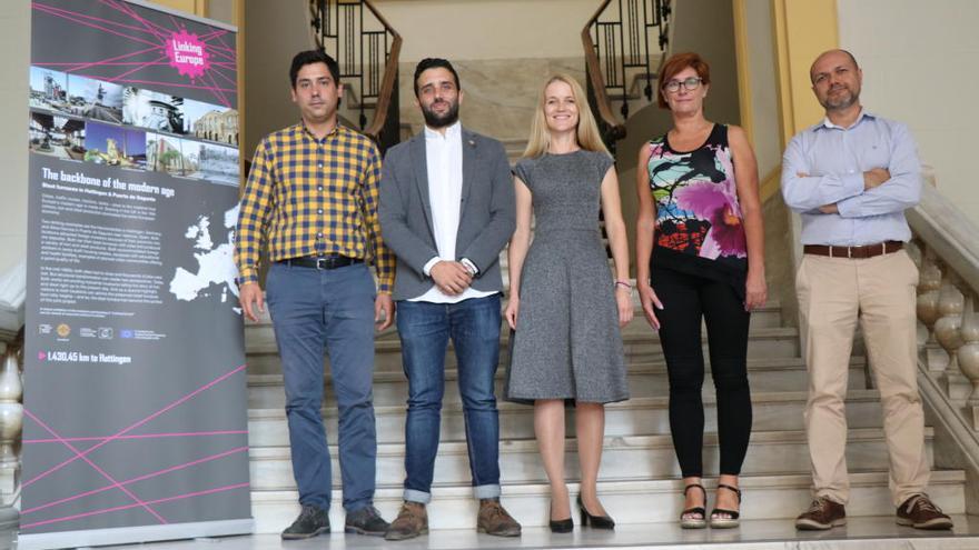 Miembros del Ayuntamiento de Sagunt durante la presentació del proyecto.