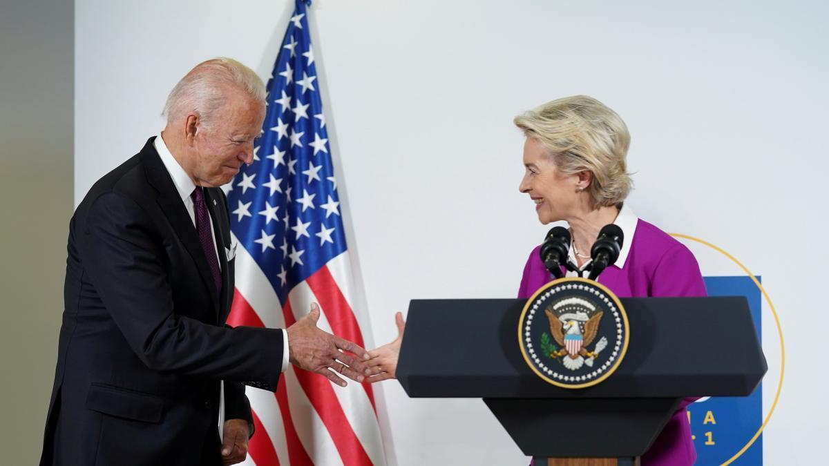 Biden saluda a la presidenta de la Comisión Europea durante una rueda de prensa en Roma.