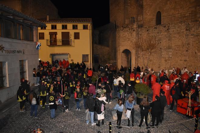 Morella se enciende por el tradicional encuentro de los 300 'dimonis'