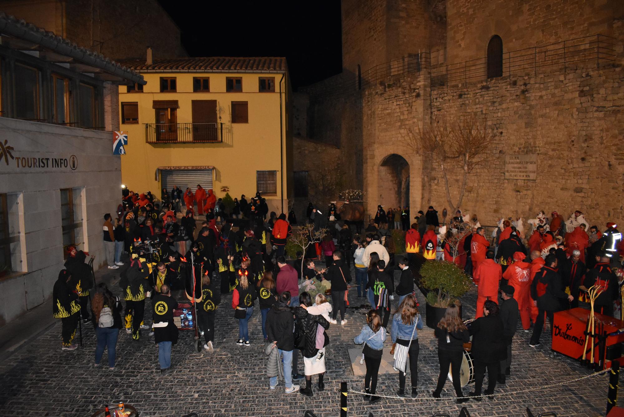 Morella se enciende por el tradicional encuentro de los 300 'dimonis'