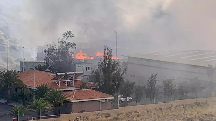 Perimetrado el incendio en la zona de podas del vertedero de Juan Grande