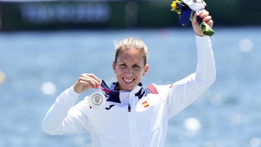 Teresa Portela con la medalla de plata al cuello en el podio de Tokio. |  // FDV