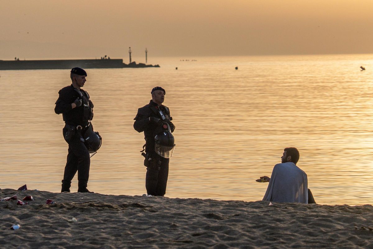 Limpieza de las playas de Barcelona tras la verbena de Sant Joan 2025