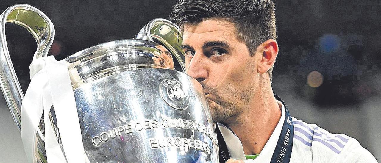 Thibaut Courtois besa el trofeo de  la Liga de Campeones, competición que ganó el Real Madrid en París el pasado sábado.