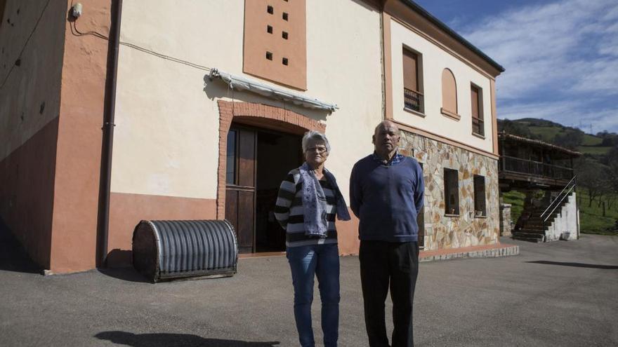 El matrimonio formado por María Josefa Álvarez y Luciano Mier, en su casa de Piqueros, donde también vive una hija de ambos.