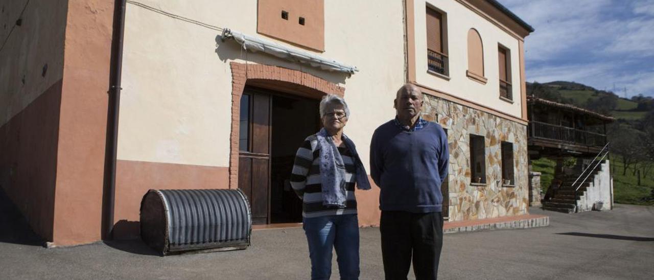 El matrimonio formado por María Josefa Álvarez y Luciano Mier, en su casa de Piqueros, donde también vive una hija de ambos.