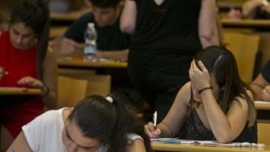 Estudiantes en las pruebas de acceso a la universidad.