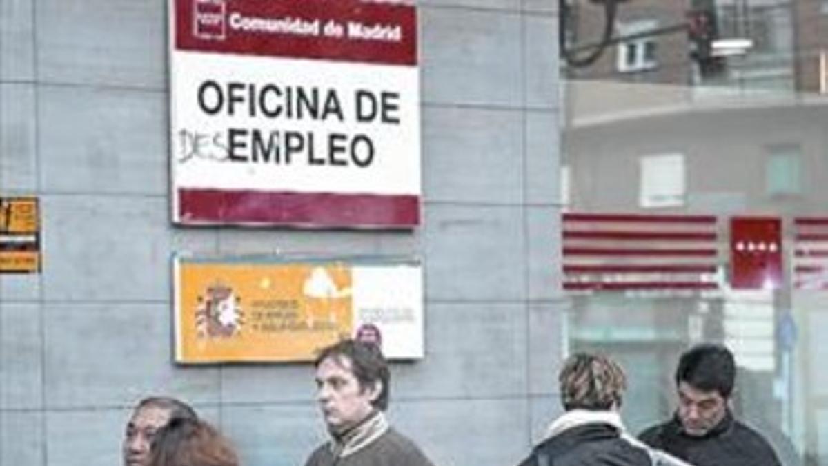 Cola en una oficina del Servicio Público de Empleo en Madrid.