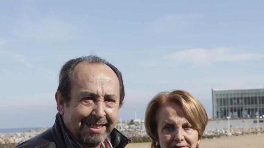 Jesús Montes Estrada y Paz Fernández Felgueroso, ante la playa de Poniente.