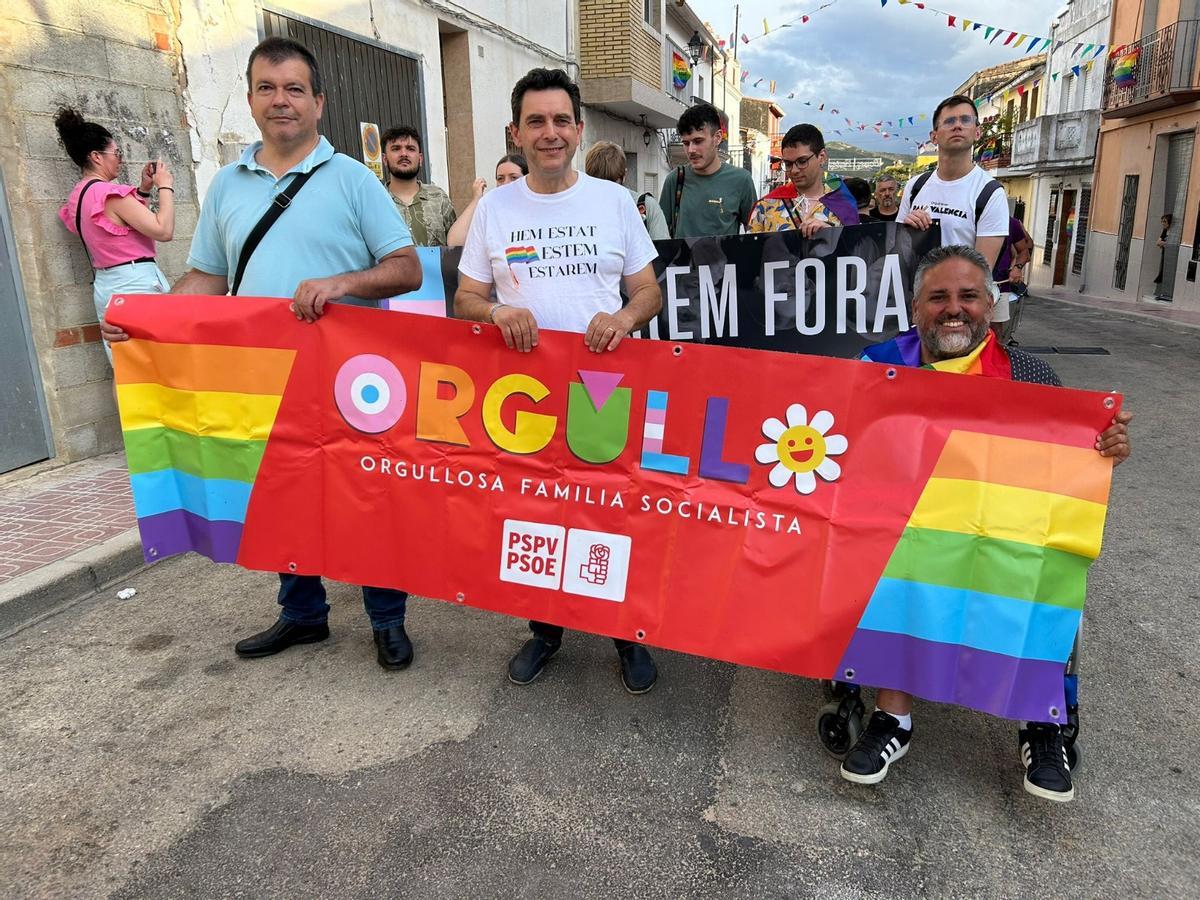 Dirigentes del PSPV en Ontinyent en un acto de apoyo al colectivo LGTBIQ+.