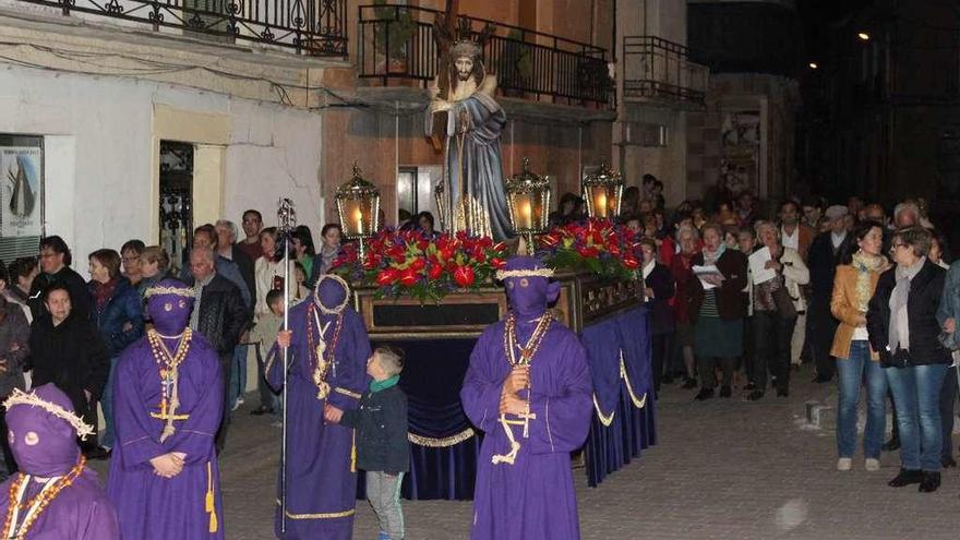 El Nazareno recorre las calles acompañado de los penitentes y los vecinos de Fuentesaúco.
