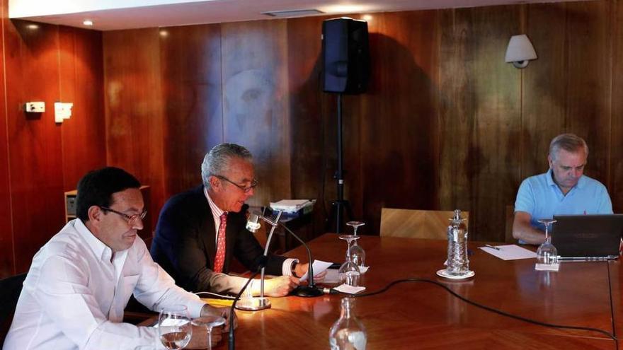 Juan Vázquez, Raimundo Abando y Guillermo Ulacia, ayer, en La Granda.