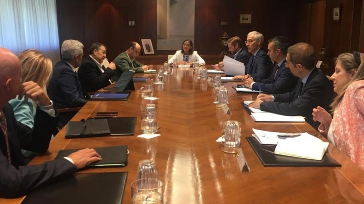 Los asistentes al encuentro en Industria para hablar de los proyectos de Stellantis. |  // MINISTERIO DE INDUSTRIA