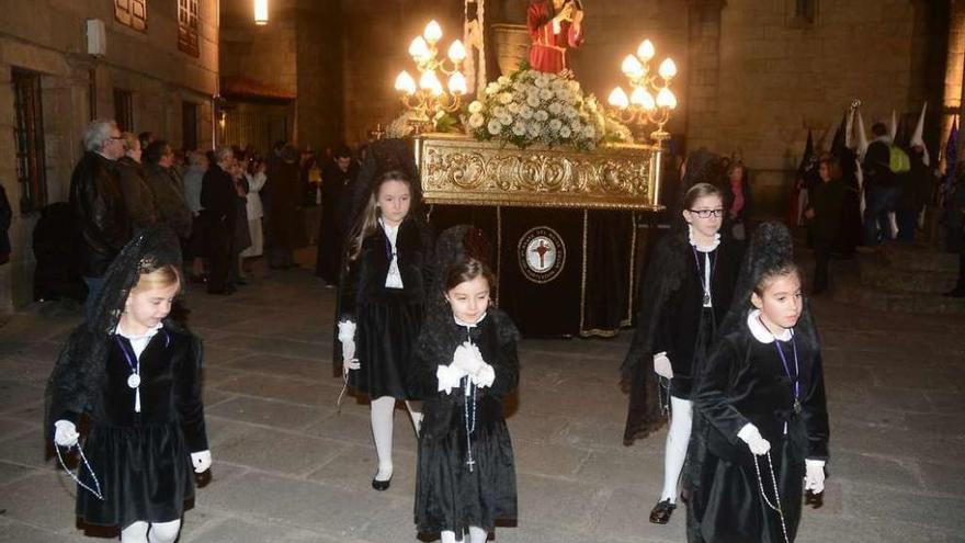 Varias niñas de la Cofradía del Mayor Dolor, durante la procesión a su paso por Santa María. // Rafa Vázquez