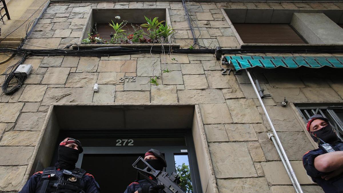 Mossos en la calle Navas de Tolosa de Barcelona.