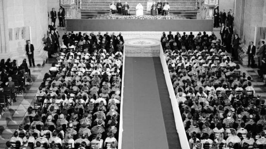 La basílica de El Escorial, durante el encuentro del Papa con profesores. En el recuadro, Carmen M.ª Fernández.