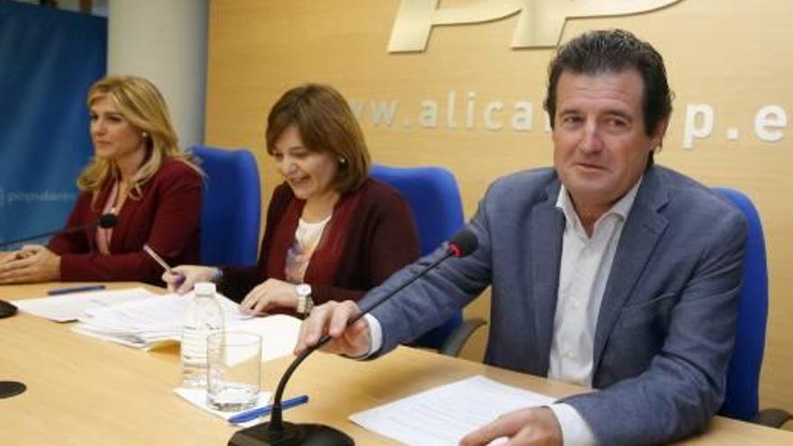 José Císcar, presidente del PP de Alicante junto a Isabel Bonig y Eva Ortiz en la sede del partido.